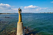 Frankreich, Morbihan, Golf von Morbihan, Regionaler Naturpark des Golfs von Morbihan, Locmariaquer, Statue von Notre Dame de Kerdro an der Pointe de Kerpenhir am Eingang des Golfs von Morbihan (Luftaufnahme)