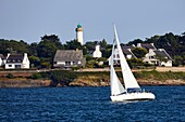 Frankreich, Morbihan, Golf von Morbihan, Regionaler Naturpark des Golfs von Morbihan, Bucht von Quiberon, Halbinsel Rhuys, Arzon, Port-Navalo, Heiligenschiff in der Einfahrt des Golfs von Morbihan vor dem Leuchtturm von Port Navalo