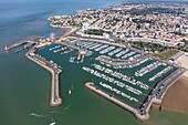 Frankreich, Charente Maritime, Royan, der Hafen und die Stadt (Luftaufnahme)