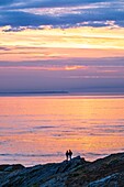 Frankreich, Finistere, Le Conquet, Sonnenuntergang von der Halbinsel Kermorvan, im Hintergrund die Insel Ouessant