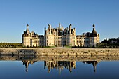 Frankreich, Loir et Cher, Tal der Loire, von der UNESCO zum Weltkulturerbe erklärt, Chambord, das Königsschloss und sein Wassergraben