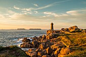 Frankreich, Cotes d'Armor, Ploumanach, Perros-Guirec, Rosa Granitküste, der Leuchtturm von Ploumanac'h oder Leuchtturm von Mean Ruz bei Sonnenuntergang auf dem Wanderweg des Zolls oder GR Grande 34 Wanderweg