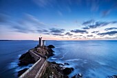 Frankreich, Finistere, Plouzane, Meeresnationalpark Iroise, Blaue Stunde auf dem Leuchtturm Petit Minou