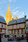 Frankreich, Morbihan, Golf von Morbihan, Vannes, die mittelalterliche Altstadt, Fachwerkhäuser am Platz Henri der Vierte und die Kathedrale Saint Pierre