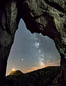 Frankreich, Puy de Dôme, Regionaler Naturpark der Vulkane der Auvergne, Chaine des Puys, von der UNESCO zum Weltnaturerbe erklärt, Orcines, Nachtansicht des Puy de Dôme aus den Höhlen des Vulkans Le Cliersou