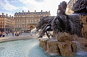 Frankreich, Rhône, Lyon, 2. Arrondissement, Stadtteil Les Cordeliers, Place des Terreaux, Bartholdi-Brunnen, denkmalgeschützt, im Hintergrund das Rathaus