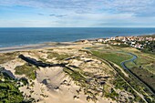 Frankreich, Pas de Calais, Ambleteuse, die Dünen und der Strand (Luftaufnahme)