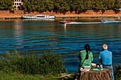 Frankreich, Haute-Garonne, Toulouse, gelistet bei Great Tourist Sites in Midi-Pyrenees, Anlegestelle Tounis, Sportler beim Wasserskifahren auf der Garonne unter den Blicken von Spaziergängern