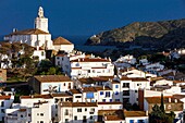 Spanien, Katalonien, Girona, Cadaques, Blick auf ein Dorf am Meer unter einem stürmischen Himmel am späten Nachmittag