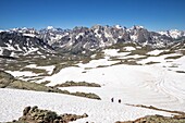 Frankreich, Hautes Alpes, Nevache, La Clarée Tal, das Massiv des Cerces (3093m) mit im Hintergrund die Schneekuppel des Bar des Ecrins (4101m)