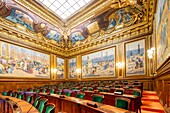 Frankreich, Paris, Palais Royal, Staatsrat, Sitzungssaal zu Gemälden von Henri Martin um 1920 zum Thema des mühsamen Frankreichs, die dem Staatsrat vorgelegt werden