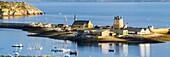 Frankreich, Finistere, Parc Naturel Armorique Régional, Camaret sur Mer, Camaret sur Mer, Gesamtüberblick über die alten Gebäude, darunter der Vauban-Turm, der zum UNESCO-Welterbe gehört