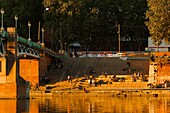 Frankreich, Haute-Garonne, Toulouse, gelistet bei Great Tourist Sites in Midi-Pyrenees, Kai der Garonne, Szene des Lebens an den Kais der Garonne bei Sonnenuntergang