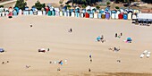 Frankreich, Charente Maritime, St Denis d'Oleron, Strandhütten am Strand la Boirie (Luftaufnahme)