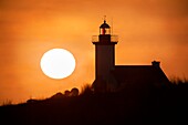 Frankreich, Finistere, Brignogan Plages, Pointe Beg Pol, Legendenküste, Sonnenaufgang über dem denkmalgeschützten Leuchtturm Pontusval