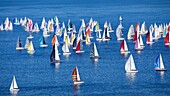 Frankreich, Morbihan, La Trinité sur Mer, Start der Regatta Tour de Belle Ile (Luftaufnahme)