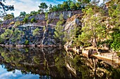 Frankreich, Cotes d'Armor, Erquy, die Blauen Seen sind Überreste ehemaliger Steinbrüche aus rosa Sandstein