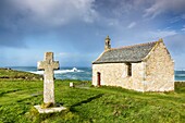 Frankreich, Finistere, Landunvez, Die Kapelle Saint Samson und ihr Kreuz