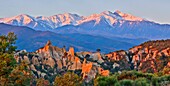 Frankreich, Pyrenees Orientales, Ille-sur-Tet, Les Orgues, Überblick über den Ort bei Sonnenaufgang