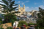 Frankreich, Haute Corse, Bastia, am alten Hafen eine Restaurantterrasse mit Blick auf die Kirche Saint Jean Baptiste