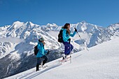 Frankreich, Haute Savoie, Massiv des Mont Blanc, die Contamines Montjoie, Pfade rund in Schlägern mit Schnee von den Spuren des Signals und den hohen Gipfeln des Naturschutzgebietes