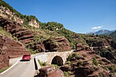 Frankreich, Alpes Maritimes, Nationalpark Mercantour, Tal des Haut Var, Departementstraße D2202, die in den roten Pelitfelsen der Daluis-Schlucht gegraben wurde