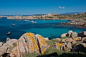 Frankreich, Corse du Sud, Bonifacio, Lavezzi-Inseln, Naturschutzgebiet der Mündung des Bonifacio, polierte Granitfelsen tragen zum Charme des Ortes bei