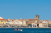 Frankreich, Herault, Bouzigues, Boot mit traditionellem Ries, im Hintergrund die Stadtmauern