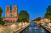 Frankreich, Paris, das Seine-Ufer, das von der UNESCO zum Weltkulturerbe erklärt wurde, die Stadtinsel mit der Kathedrale Notre Dame während einer Licht- und Tonshow und einer Bootsfahrt