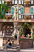 Frankreich, Haut Rhin, Route des Vins d'Alsace, Kaysersberg (eines der schönsten Dörfer Frankreichs), Statue des Kaisers Constantin vor einem traditionellen Haus