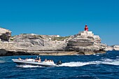 Frankreich, Corse du Sud, Bonifacio, die Boote des Spaziergangs gehen in der Nähe des Leuchtturms von Madonetta vorbei, um die Höhle von Sdragonato zu besuchen, deren Öffnung auf dem Himmel die Insel von Korsika darstellt