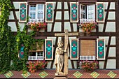 Frankreich, Haut Rhin, Route des Vins d'Alsace, Kaysersberg mit der Aufschrift Les Plus Beaux Villages de France (Eines der schönsten Dörfer Frankreichs), Statue von Kaiser Constantin vor einem traditionellen Haus