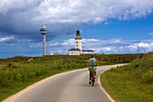 Frankreich, Finistere, Ponant-Inseln, Regionaler Naturpark Armorica, Iroise-Meer, Insel Ouessant, Biosphärenreservat (UNESCO), Radfahrer auf dem Weg zum denkmalgeschützten Stiff-Leuchtturm