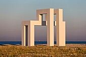Frankreich, Seine Maritime, Le Havre, von der UNESCO zum Weltkulturerbe erklärt, am Strand zum Meer hin das monumentale Werk UP # 3 von Lang und Baumann
