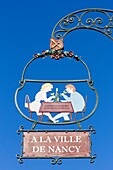 Frankreich, Haut Rhin, Route des Vins d'Alsace, Eguisheim mit der Bezeichnung Les Plus Beaux Villages de France (Eines der schönsten Dörfer Frankreichs), Ladenschild