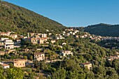 Frankreich, Haute Corse, Venaco, Gesamtansicht des Dorfes sowie des Weilers Lugo und des Col de Belle Granaje