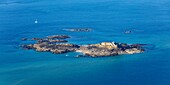 Frankreich, Ille et Vilaine, Dinard, Hafeninsel und Hafenfort (Luftaufnahme)