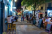 Frankreich, Herault, Montpellier, Bezirk Saint-Roch, Nachtwanderung über die Terrassen der Restaurants