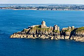 Frankreich, Cotes d'Armor, Plevenon, Fort la Latte, befestigte Burg auf der Pointe de la Latte (Luftaufnahme)