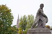 Frankreich, Bas Rhin, Straßburg, Altstadt und deutsches Viertel auf der Liste des UNESCO-Weltkulturerbes, Skulptur auf der Brücke der Avenue d'Alsace und die Kirche Saint Paul