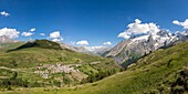 Frankreich, Hautes Alpes, Nationalpark Ecrins, das Dorf Le Chazelet von der Emparis-Hochebene und dem Meige-Massiv aus gesehen