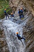Frankreich, Corse du Sud, Bocognano, die Schlucht des Richiusa, Abstieg von einem Wasserfall Abseilen