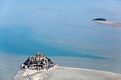 Frankreich, Manche, Le Mont Saint Michel, von der UNESCO zum Weltkulturerbe erklärt, Tombelaine und Mont Saint Michel (Luftaufnahme)