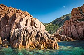 Frankreich, Corse du Sud, Porto, Golf von Porto, von der UNESCO zum Weltkulturerbe erklärt, Bootsfahrt an der zerklüfteten Küste von Capo Rosso mit ockerfarbenen Klippen