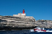 Frankreich, Corse du Sud, Bonifacio, die Boote des Spaziergangs passieren in der Nähe des Leuchtturms von Madonetta, um die Höhle von Sdragonato zu besuchen, deren Öffnung zum Himmel die Insel Korsika darstellt