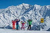 Frankreich, Haute Savoie, Massiv des Mont Blanc, die Contamines Montjoie, Kindergruppen im Skigebiet, zitiert von einer Lawinenschautafel