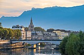 Frankreich, Isere, Grenoble, die Ufer der Isere, die Kirche Saint Andre aus dem 13. Jahrhundert und das Vercors-Massiv im Hintergrund