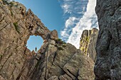 Frankreich, Corse du Sud, Alta Rocca, Bavella-Pass, Wanderung zum Bombenloch, U Tafunu di u Compuleddu (1350m), der Zugang zum Bogen ist ein wenig steil