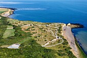 Frankreich, Calvados, Cricqueville en Bessin, deutsche Befestigungsanlagen an der Pointe du Hoc (Luftaufnahme)