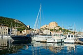 Frankreich, Corse du Sud, Bonifacio, der Jachthafen wird von der Bastion der Zitadelle überragt